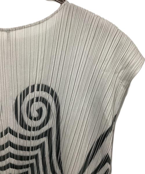 PLEATS PLEASE（プリーツプリーズ）PLEATS PLEASE (プリーツプリーズ) エンボス加工 フレンチスリーブ ワンピース グレー×カーキ サイズ:3の古着・服飾アイテム