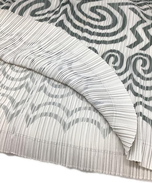 PLEATS PLEASE（プリーツプリーズ）PLEATS PLEASE (プリーツプリーズ) エンボス加工 フレンチスリーブ ワンピース グレー×カーキ サイズ:3の古着・服飾アイテム