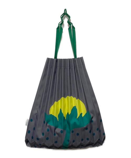 me ISSEY MIYAKE（ミーイッセイ ミヤケ）me ISSEY MIYAKE (ミーイッセイ ミヤケ) GROW TRUNK PLEATS BAG グレー×グリーンの古着・服飾アイテム