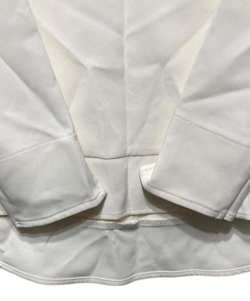 maison de Dolce.（メゾンドドルチェ）maison de Dolce. (メゾンドドルチェ) キーネックパールフレアブラウス ホワイト サイズ:freeの古着・服飾アイテム