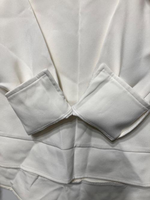 maison de Dolce.（メゾンドドルチェ）maison de Dolce. (メゾンドドルチェ) キーネックパールフレアブラウス ホワイト サイズ:freeの古着・服飾アイテム