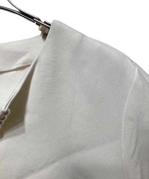 maison de Dolce.（メゾンドドルチェ）maison de Dolce. (メゾンドドルチェ) キーネックパールフレアブラウス ホワイト サイズ:freeの古着・服飾アイテム