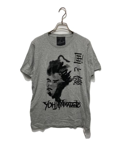 YOHJI YAMAMOTO（ヨウジヤマモト）YOHJI YAMAMOTO (ヨウジヤマモト) 画と機 プリントTシャツ グレー サイズ:2の古着・服飾アイテム