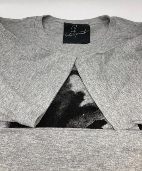 YOHJI YAMAMOTO（ヨウジヤマモト）YOHJI YAMAMOTO (ヨウジヤマモト) 画と機 プリントTシャツ グレー サイズ:2の古着・服飾アイテム