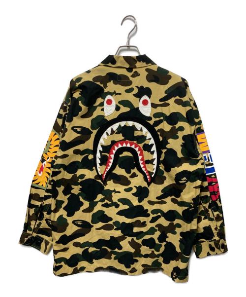 A BATHING APE（アベイシングエイプ）A BATHING APE (アベイシングエイプ) コットン カモ シャーク ワッペン ワークシャツジャケット ベージュ×カーキ サイズ:Mの古着・服飾アイテム