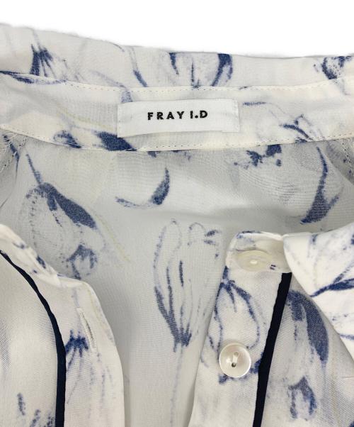 FRAY ID（フレイ アイディー）FRAY ID (フレイ アイディー) ステンカラープリーツプリントワンピ ホワイトの古着・服飾アイテム