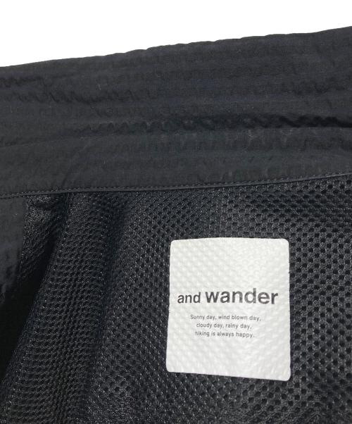 and wander（アンドワンダー）and wander (アンドワンダー) dry soft seersucker SS shirt/ドライソフトシアサッカーシャツ ブラック サイズ:Ｓの古着・服飾アイテム