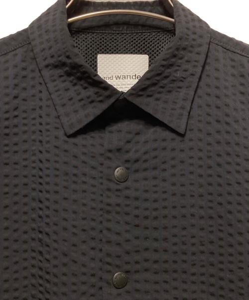 and wander（アンドワンダー）and wander (アンドワンダー) dry soft seersucker SS shirt/ドライソフトシアサッカーシャツ ブラック サイズ:Ｓの古着・服飾アイテム