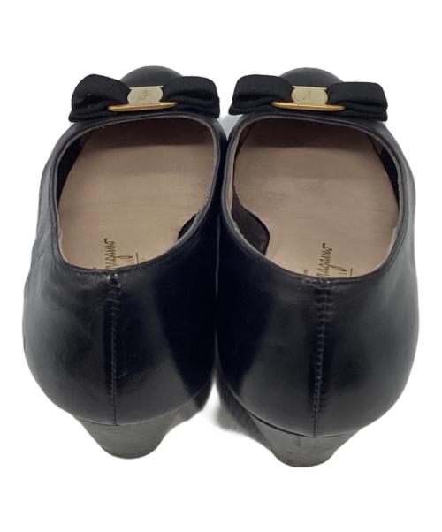 Salvatore Ferragamo（サルヴァトーレ フェラガモ）Salvatore Ferragamo (サルヴァトーレ フェラガモ) ヴァラリボンパンプス ブラック サイズ:7の古着・服飾アイテム