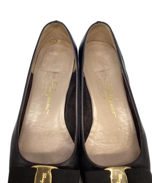 Salvatore Ferragamo（サルヴァトーレ フェラガモ）Salvatore Ferragamo (サルヴァトーレ フェラガモ) ヴァラリボンパンプス ブラック サイズ:7の古着・服飾アイテム