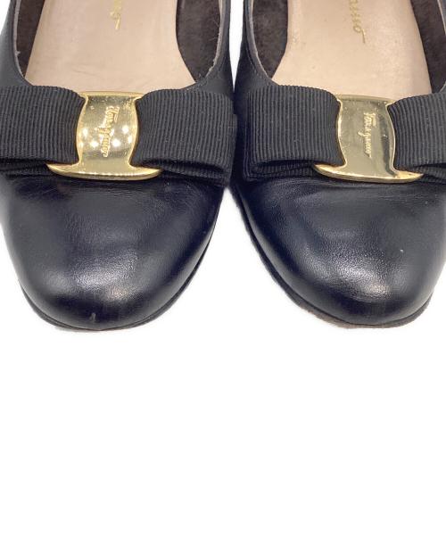 Salvatore Ferragamo（サルヴァトーレ フェラガモ）Salvatore Ferragamo (サルヴァトーレ フェラガモ) ヴァラリボンパンプス ブラック サイズ:7の古着・服飾アイテム