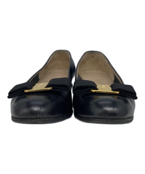 Salvatore Ferragamo（サルヴァトーレ フェラガモ）Salvatore Ferragamo (サルヴァトーレ フェラガモ) ヴァラリボンパンプス ブラック サイズ:6　1/2の古着・服飾アイテム