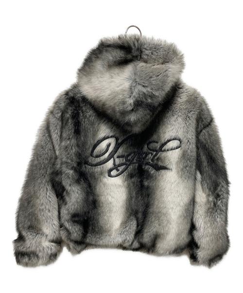 X-GIRL（エックスガール）X-GIRL (エックスガール) LOGO PATCHED FAUX FUR HOODED JACKET グレー サイズ:Sの古着・服飾アイテム