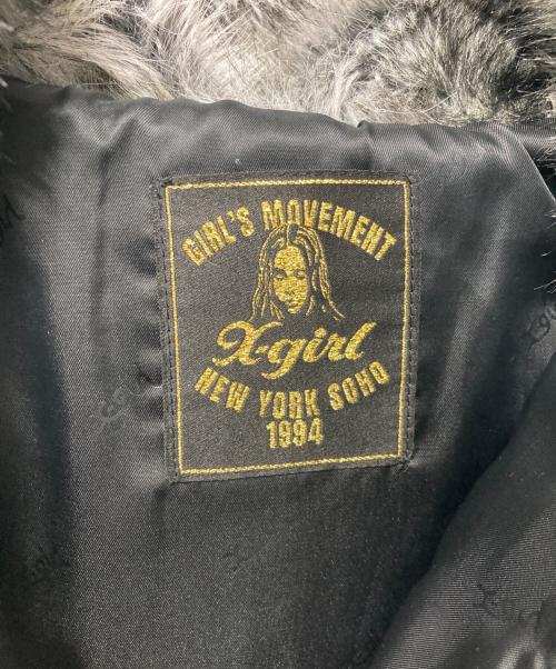 X-GIRL（エックスガール）X-GIRL (エックスガール) LOGO PATCHED FAUX FUR HOODED JACKET グレー サイズ:Sの古着・服飾アイテム