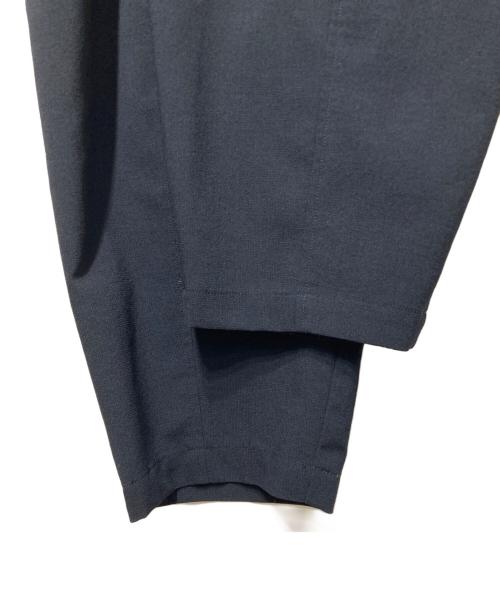 STILL BY HAND（スティルバイハンド）STILL BY HAND (スティルバイハンド) 強撚ポリエステル 1タックテーパードパンツ ネイビー サイズ:44の古着・服飾アイテム