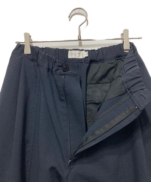 STILL BY HAND（スティルバイハンド）STILL BY HAND (スティルバイハンド) 強撚ポリエステル 1タックテーパードパンツ ネイビー サイズ:44の古着・服飾アイテム