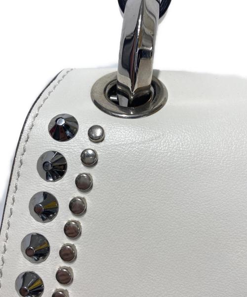 JIMMY CHOO（ジミーチュウ）JIMMY CHOO (ジミーチュウ) スタッズロゴショルダーバッグ ホワイトの古着・服飾アイテム