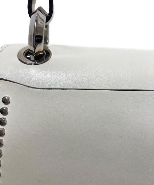JIMMY CHOO（ジミーチュウ）JIMMY CHOO (ジミーチュウ) スタッズロゴショルダーバッグ ホワイトの古着・服飾アイテム