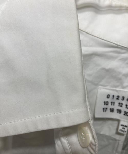MM6 Maison Margiela（エムエムシックスメゾンマルジェラ）MM6 Maison Margiela (エムエムシックスメゾンマルジェラ) Split Number Logo Shirt ホワイト サイズ:44の古着・服飾アイテム