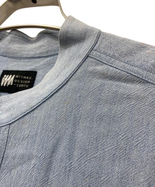 ISSEY MIYAKE（イッセイミヤケ）ISSEY MIYAKE (イッセイミヤケ) レーヨン混バンドカラーシャツ ブルー サイズ:Ｍの古着・服飾アイテム