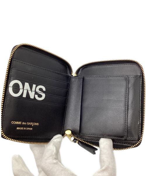COMME des GARCONS（コムデギャルソン）COMME des GARCONS (コムデギャルソン) ヒュージロゴラウンドジップウォレット ブラックの古着・服飾アイテム