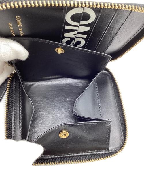 COMME des GARCONS（コムデギャルソン）COMME des GARCONS (コムデギャルソン) ヒュージロゴラウンドジップウォレット ブラックの古着・服飾アイテム