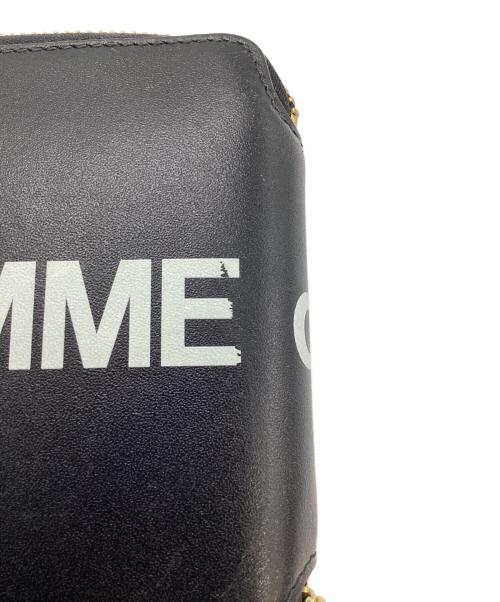 COMME des GARCONS（コムデギャルソン）COMME des GARCONS (コムデギャルソン) ヒュージロゴラウンドジップウォレット ブラックの古着・服飾アイテム