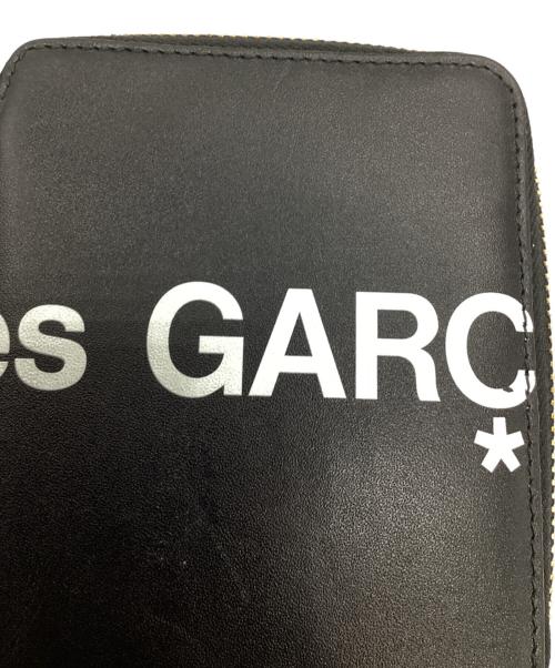 COMME des GARCONS（コムデギャルソン）COMME des GARCONS (コムデギャルソン) ヒュージロゴラウンドジップウォレット ブラックの古着・服飾アイテム