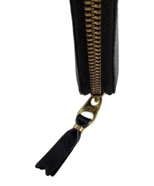 COMME des GARCONS（コムデギャルソン）COMME des GARCONS (コムデギャルソン) ヒュージロゴラウンドジップウォレット ブラックの古着・服飾アイテム