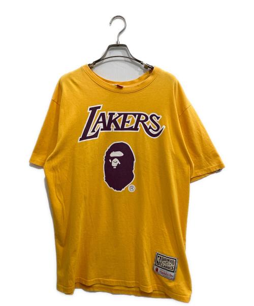 A BATHING APE（アベイシングエイプ）A BATHING APE (アベイシングエイプ) MITCHELL & NESS (ミッチェルアンドネス) Lakers Tee イエロー サイズ:Lの古着・服飾アイテム