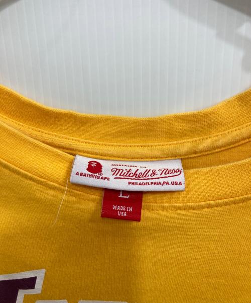 A BATHING APE（アベイシングエイプ）A BATHING APE (アベイシングエイプ) MITCHELL & NESS (ミッチェルアンドネス) Lakers Tee イエロー サイズ:Lの古着・服飾アイテム
