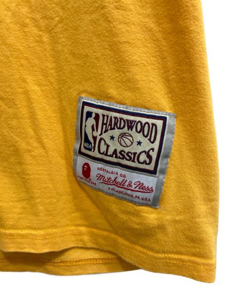 A BATHING APE（アベイシングエイプ）A BATHING APE (アベイシングエイプ) MITCHELL & NESS (ミッチェルアンドネス) Lakers Tee イエロー サイズ:Lの古着・服飾アイテム