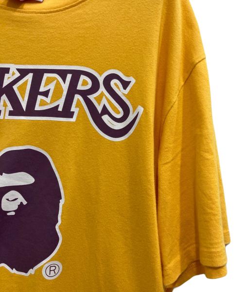 A BATHING APE（アベイシングエイプ）A BATHING APE (アベイシングエイプ) MITCHELL & NESS (ミッチェルアンドネス) Lakers Tee イエロー サイズ:Lの古着・服飾アイテム