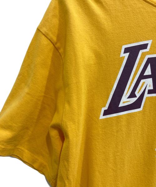A BATHING APE（アベイシングエイプ）A BATHING APE (アベイシングエイプ) MITCHELL & NESS (ミッチェルアンドネス) Lakers Tee イエロー サイズ:Lの古着・服飾アイテム