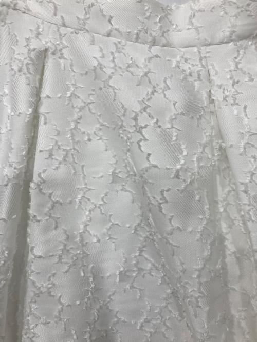 GRACE CONTINENTAL（（グレースコンチネンタル）GRACE CONTINENTAL (（グレースコンチネンタル) フラワージャガードタックスカート ホワイト サイズ:38の古着・服飾アイテム