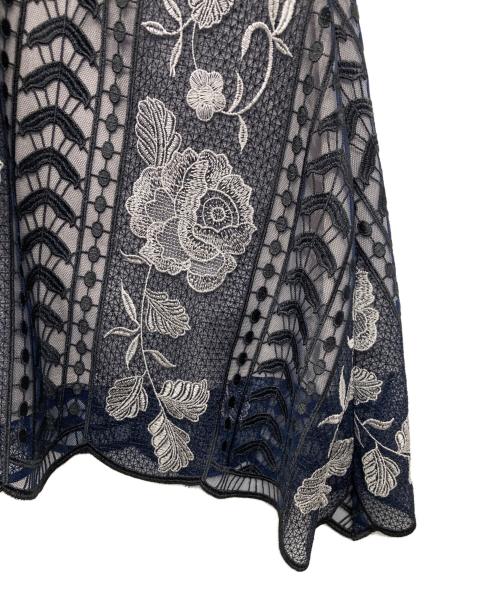 Diagram GRACE CONTINENTAL（ダイアグラム グレースコンチネンタル）Diagram GRACE CONTINENTAL (ダイアグラム グレースコンチネンタル) ライン刺繍ワンピース ネイビー サイズ:38の古着・服飾アイテム