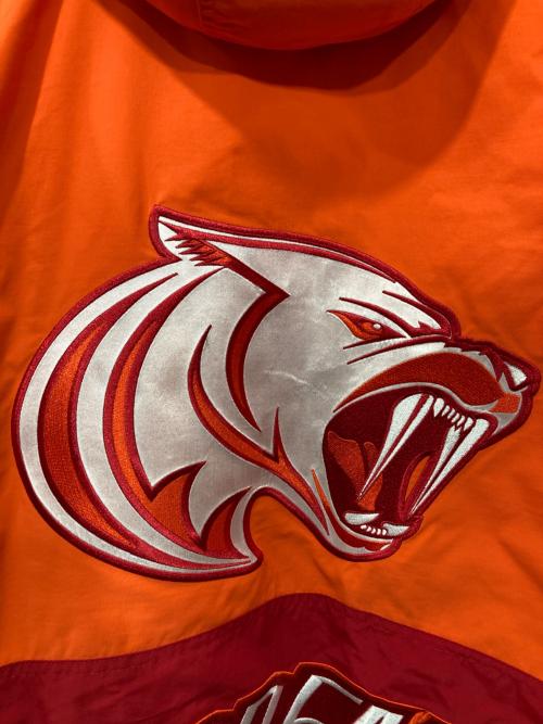 SUPREME（シュプリーム）Supreme (シュプリーム) Wildcat Sideline Puffer Jacket/ワイルドキャット サイドライン パファージャケット オレンジ×レッド サイズ:Lの古着・服飾アイテム