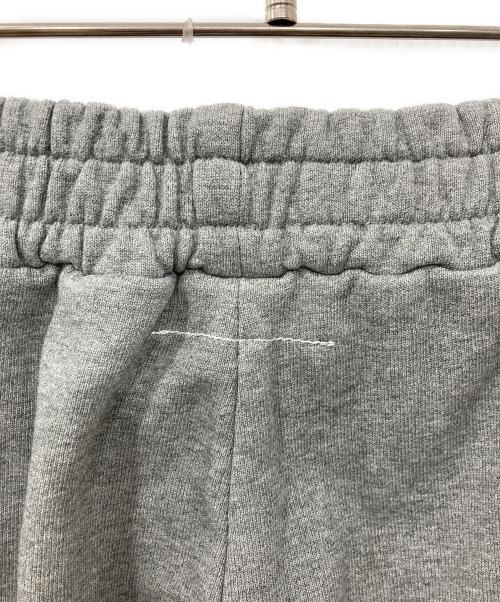 MM6 Maison Margiela（エムエムシックスメゾンマルジェラ）MM6 Maison Margiela (エムエムシックスメゾンマルジェラ) Text Graphic Split Lounge Pants/テキスト　グラフィック　スピリット　ラウンジ　パンツ グレー サイズ:Ｓの古着・服飾アイテム