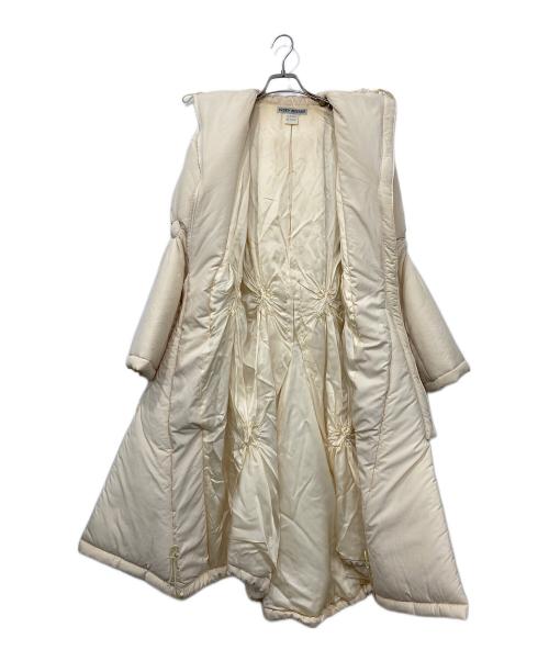 ISSEY MIYAKE（イッセイミヤケ）ISSEY MIYAKE (イッセイミヤケ) ギャザー変形パデットロングコート アイボリー サイズ:1の古着・服飾アイテム