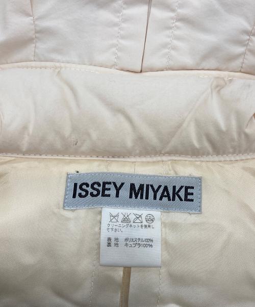 ISSEY MIYAKE（イッセイミヤケ）ISSEY MIYAKE (イッセイミヤケ) ギャザー変形パデットロングコート アイボリー サイズ:1の古着・服飾アイテム