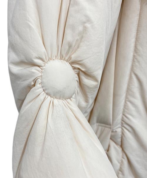 ISSEY MIYAKE（イッセイミヤケ）ISSEY MIYAKE (イッセイミヤケ) ギャザー変形パデットロングコート アイボリー サイズ:1の古着・服飾アイテム
