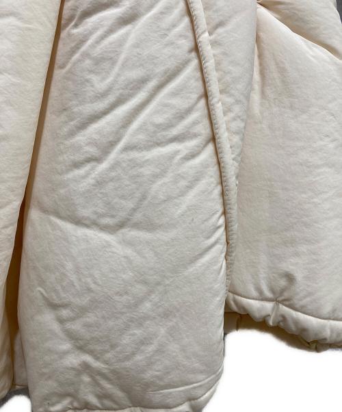 ISSEY MIYAKE（イッセイミヤケ）ISSEY MIYAKE (イッセイミヤケ) ギャザー変形パデットロングコート アイボリー サイズ:1の古着・服飾アイテム