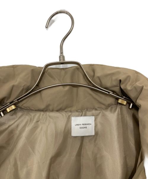 URBAN RESEARCH DOORS（アーバンリサーチドアーズ）URBAN RESEARCH DOORS (アーバンリサーチドアーズ) ミドルダウンジャケット ベージュ サイズ:Mの古着・服飾アイテム