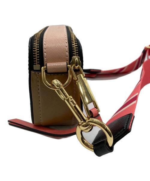 MARC JACOBS（マークジェイコブズ）MARC JACOBS (マークジェイコブズ) スナップショットショルダーバッグ ブラック×ピンクの古着・服飾アイテム