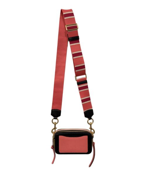 MARC JACOBS（マークジェイコブズ）MARC JACOBS (マークジェイコブズ) スナップショットショルダーバッグ ブラック×ピンクの古着・服飾アイテム