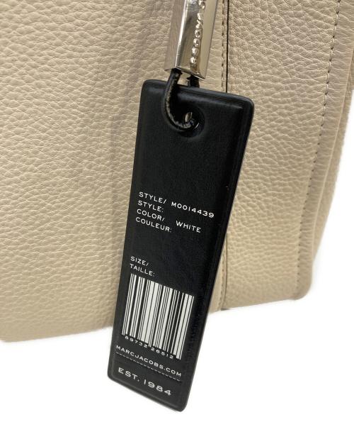 MARC JACOBS（マークジェイコブス）MARC JACOBS (マークジェイコブズ) THE TAG TOTE 21 /ザ タグ トート 21/ショルダーバッグ/ハンドバッグ アイボリーの古着・服飾アイテム