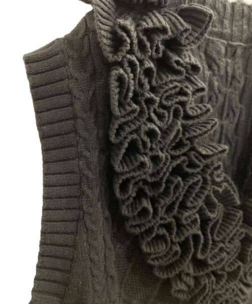 J1U by LA BELLE ETUDE（ジユウバイラベルエチュード）J1U by LA BELLE ETUDE (ジユウバイラベルエチュード) ニッティングパターンボリュームフリルニットベスト ブラック サイズ:FREEの古着・服飾アイテム