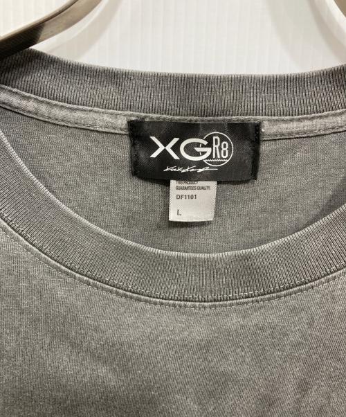 xg（エックスジー）xg (エックスジー) GR8 (グレイト) kosuke kawamura (コウスケ カワムラ) プリントTシャツ グレー サイズ:Ｌの古着・服飾アイテム