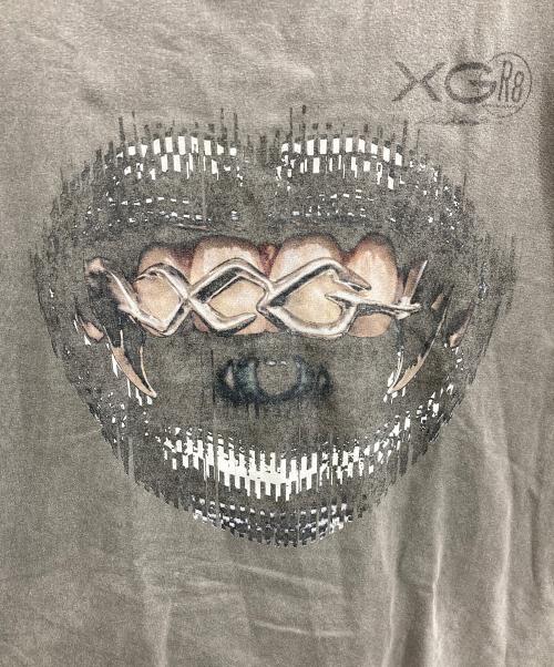 xg（エックスジー）xg (エックスジー) GR8 (グレイト) kosuke kawamura (コウスケ カワムラ) プリントTシャツ グレー サイズ:Ｌの古着・服飾アイテム