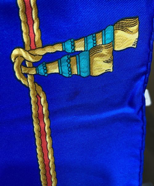 HERMES（エルメス）HERMES (エルメス) シルクスカーフ ブルー×ゴールドの古着・服飾アイテム